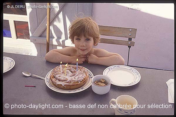 petite fille et son gteau d'anniversaire - little girl with her birthday's cake